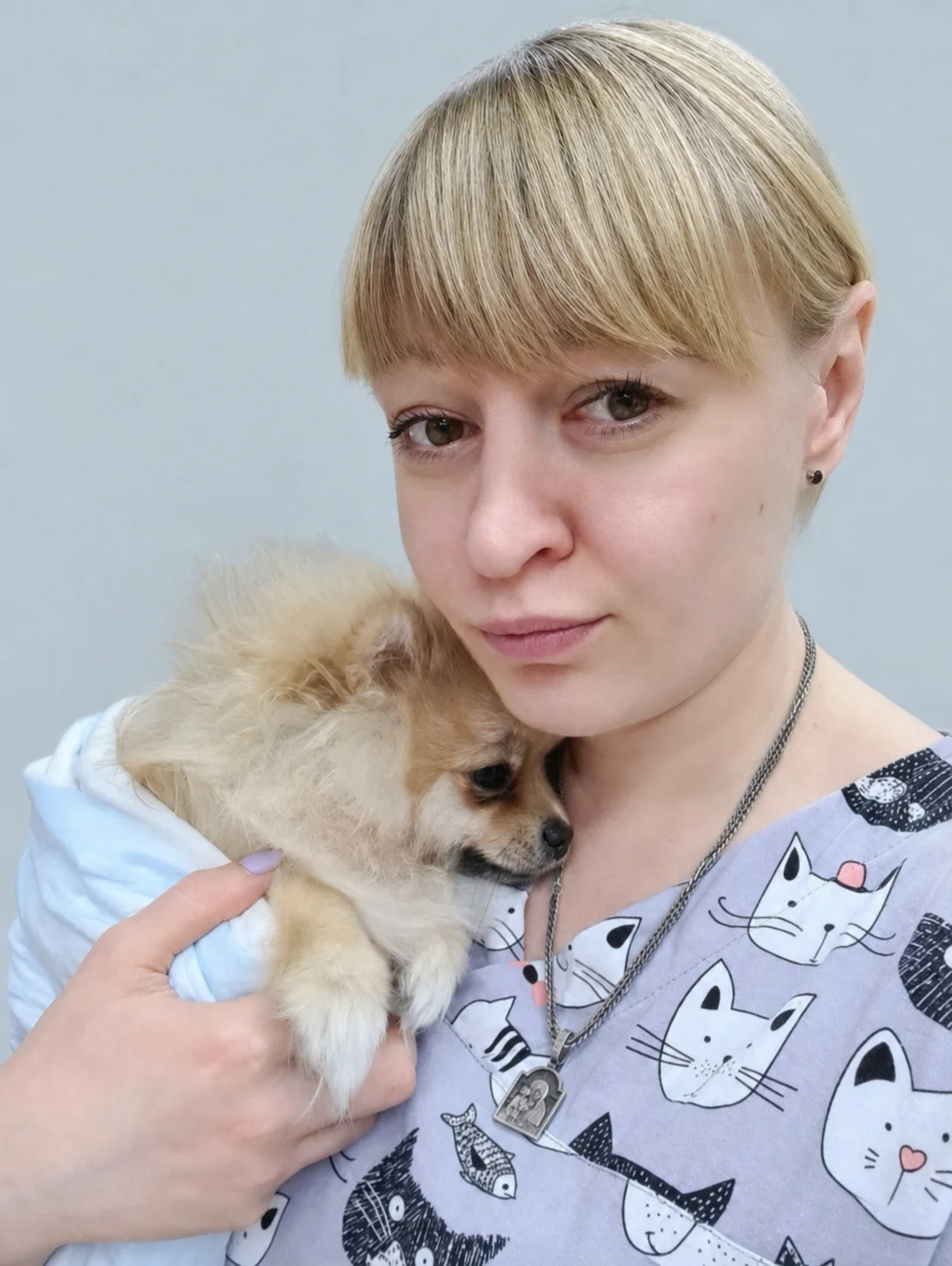 Ветеринарный врач с собакой на руках